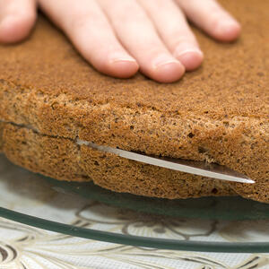 Разрежьте корж