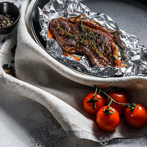 Кладём мясо в форму.