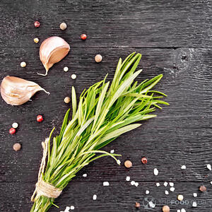 Добавляем розмарин и чеснок.