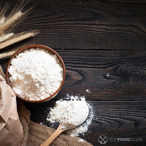 Слегка присыпаем мясо мукой для обжаривания.