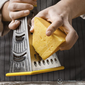 Трёт на тёрке мыр