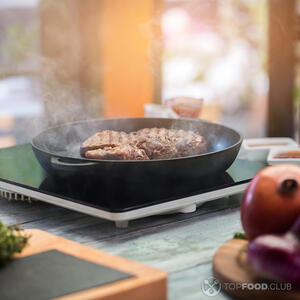 Жарим мясо.