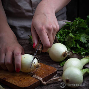 Режем луковицу.