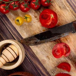 Крупно режем помидор.