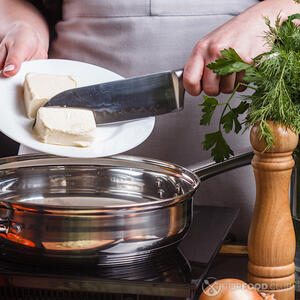 Добавляем на сковороду сливочное масло.