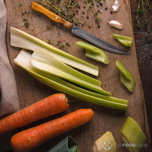 Крупно нарезаем сельдерей и морковь.