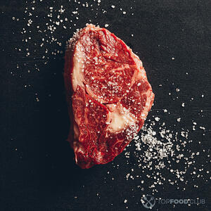 Солим и перчим мясо.