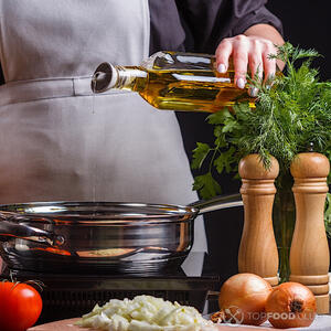 Добавляем на сковороду растительное масло.