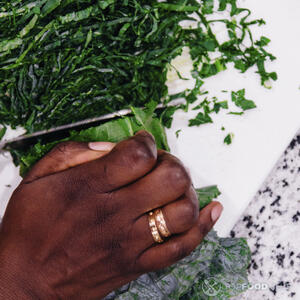 Нарезает шпинат