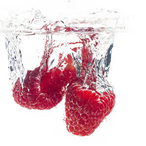 Моем малину.