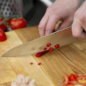 резать перец чили
