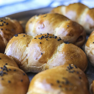 Булочки с колбасой и луком готовы