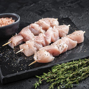 Нанизываем мясо на шпажки и запекаем