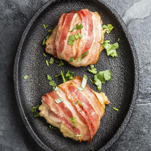 Заворачиваем рулетики в бекон и запекаем