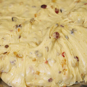 Тесто с изюмом и орехами