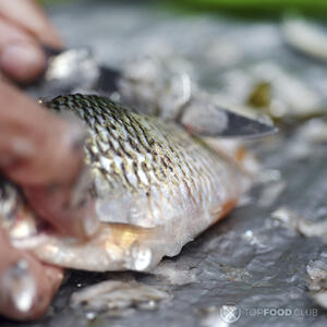 Почистите рыбу