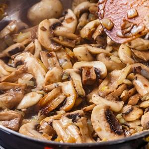 Жарим грибы.