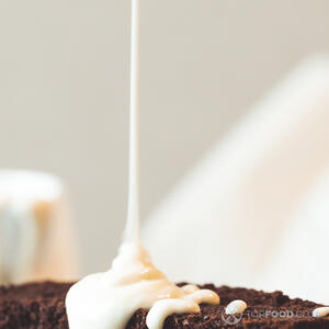 Лейте шоколад