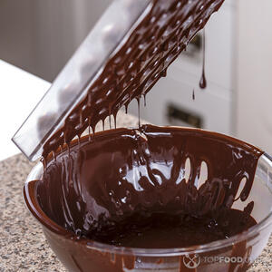 Шоколад стекает