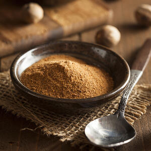 Добавить мускатный орех