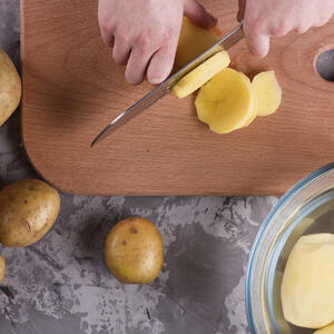 Нарезает картофель