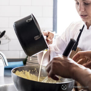 Вливает сливки