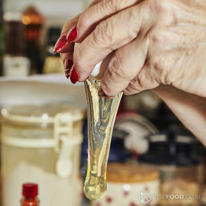 Разбивает яйца в миску