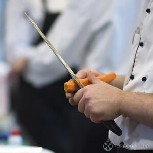 Вырежьте из моркови