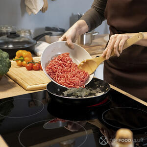 Добавляет фарш в сковороду