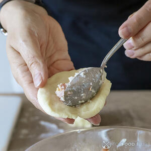 Положите начинку