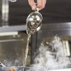 Влейте уксус