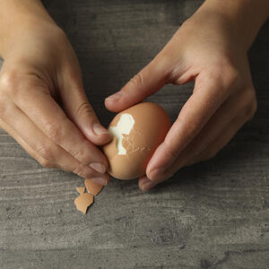 Почистите яйца