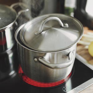 Кастрюля на плите