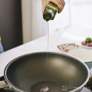 Добавляет растительное масло