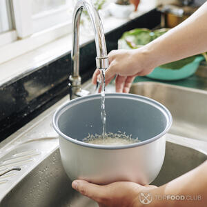 Промывает рис