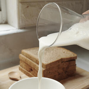 Наливает молоко