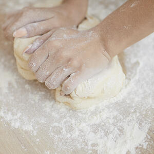 Месит тесто