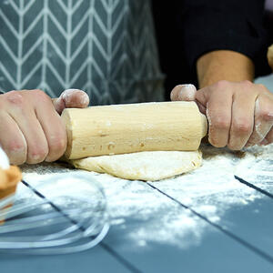 Раскатывает тесто