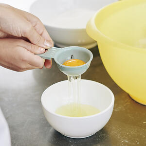 Отделяет желток от белка