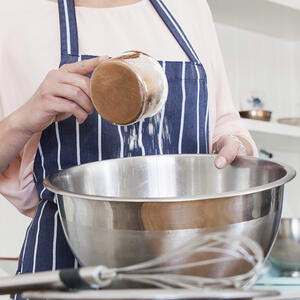 Наливает воду в миску