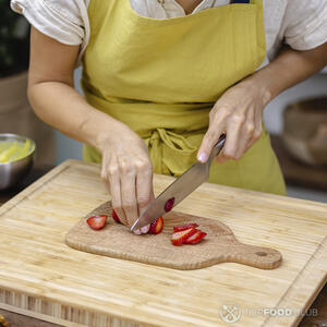 Резать клубнику