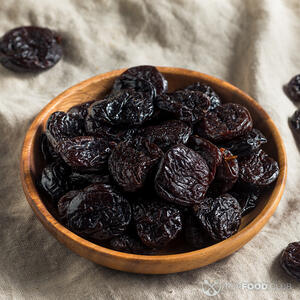 Подготавливаем чернослив без косточки.