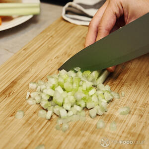 режем сельдерей