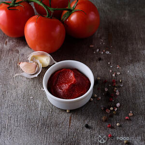 Добавляем томатную пасту.