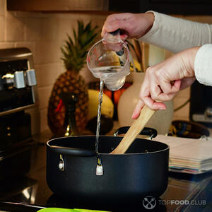 Добавляем кипячёную воду.