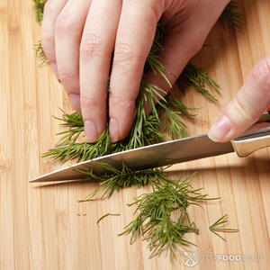 режем укроп