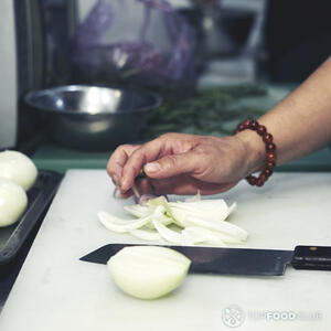 Нарезанный репчатый лук