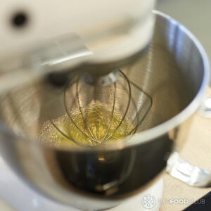 взбивает белки в миксере