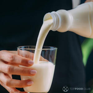 Добавляем кефир.