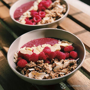 Смузи боул с малиной готов